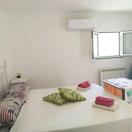 לינה וארוחת בוקר Lucrae' 3*